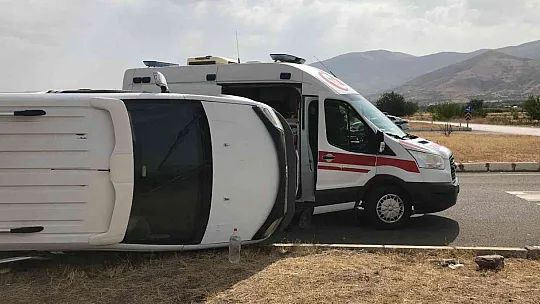 Elazığ'da minibüs ile hafif ticari araç çarpıştı: 3 yaralı