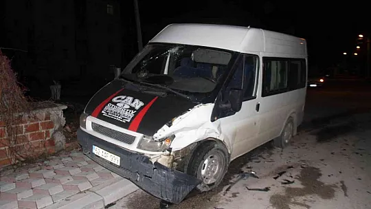 Elazığ'da minibüs ile hafif ticari araç çarpıştı: 7 yaralı