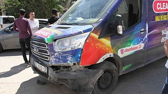 Elazığ'da minibüs ile otomobil çarpıştı: 1 yaralı