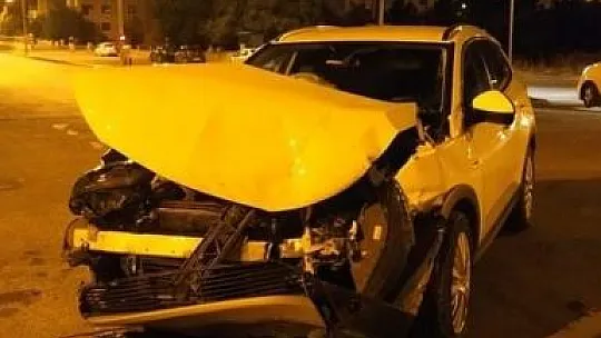 Elazığ'da Minibüs İle Otomobil Çarpıştı!