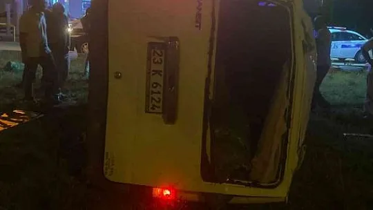 Elazığ'da minibüs tabelaya çarptı: 1 ölü, 1 yaralı