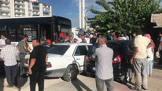 Elazığ'da Otobüs 2 Otomobile Çarptı!