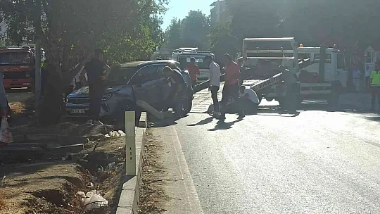 Elazığ'da otomobil ağaca çarptı: 1 yaralı