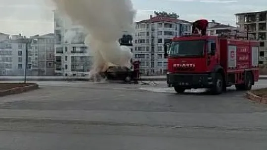 Elazığ'da otomobil alev alev yandı