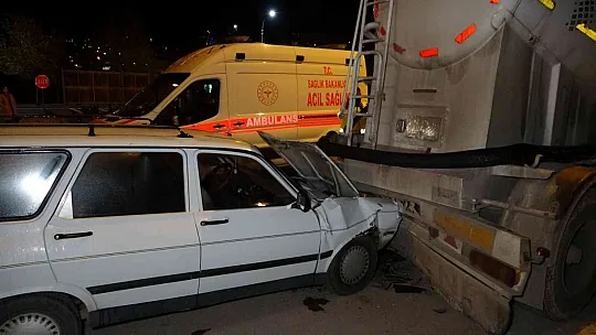 Elazığ'da otomobil beton mikserine çarptı: 1 yaralı