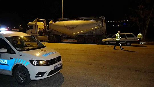 Elazığ'da otomobil beton mikserine çarptı: 1 yaralı