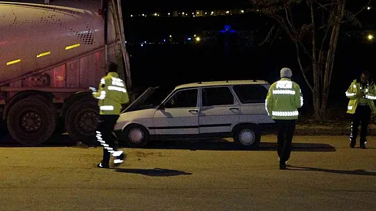Elazığ'da otomobil beton mikserine çarptı: 1 yaralı