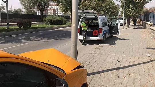 Elazığ'da otomobil direğe çarptı: 1 yaralı