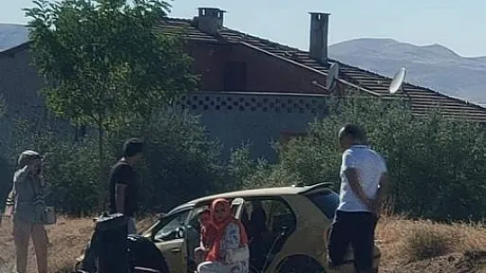 Elazığ'da otomobil ile çarpışan traktör ikiye bölündü: 2 yaralı