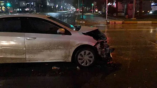 Elazığ'da otomobil ile minibüs çarpıştı: 1 yaralı