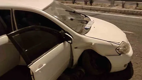 Elazığ'da Otomobil Kaldırıma Çarptı!