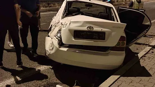 Elazığ'da Otomobil Kaldırıma Çarptı!