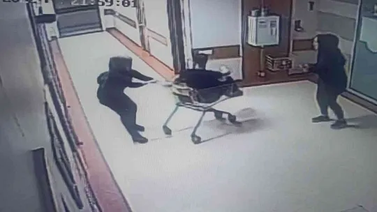 Elazığ'da özel bir hastanede sağlık çalışanları yoğun bakım ünitesi önünde tik tok videosu çekti