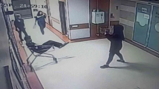 Elazığ'da özel bir hastanede sağlık çalışanları yoğun bakım ünitesi önünde tik tok videosu çekti
