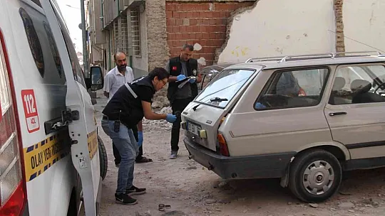 Elazığ'da park halindeki otomobilden inşaat malzemesi çalındı