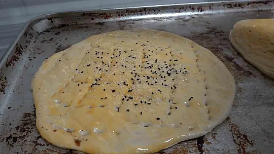 Elazığ'da Ramazan ayıyla birlikte 'nohut ekmek' tezgahtaki yerini aldı