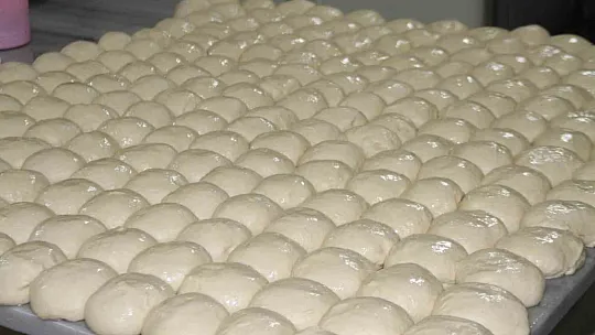 Elazığ'da Ramazan ayıyla birlikte 'nohut ekmek' tezgahtaki yerini aldı