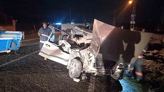 Elazığ'da römorka çarpan otomobil hurdaya döndü: 2 yaralı