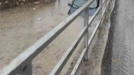 Elazığ'da sağanak sonrası araçlar suya gömüldü