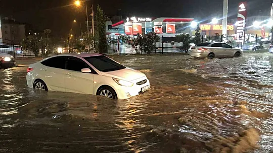 Elazığ'da sağanak yağışta yolda kalan araçları itfaiye kurtardı