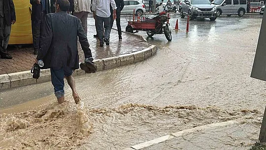 Elazığ'da şiddetli yağış: Cadde ve alt geçitleri su bastı