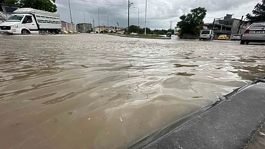 Elazığ'da şiddetli yağış: Cadde ve alt geçitleri su bastı