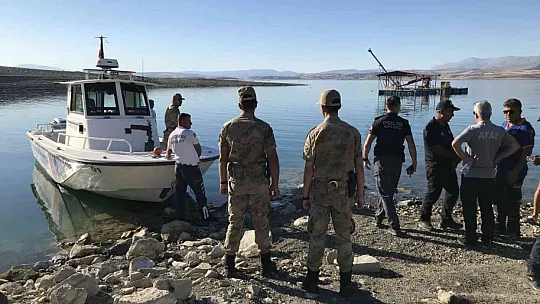 Elazığ'da tekneyle birlikte suda kaybolan şahıs 'ROW' ile aranıyor