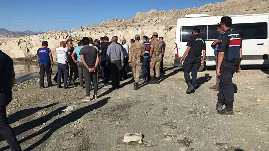 Elazığ'da tekneyle birlikte suda kaybolan şahıs 'ROW' ile aranıyor