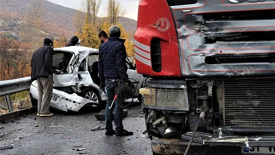 Elazığ'da tır ile otomobil çarpıştı: 2 ağır yaralı