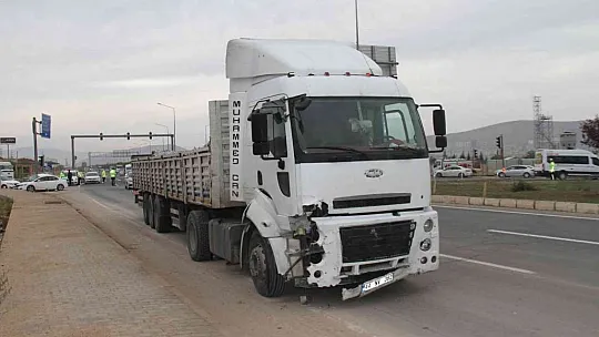 Elazığ'da tırın çarptığı otomobil kağıt gibi ezildi: 1 yaralı