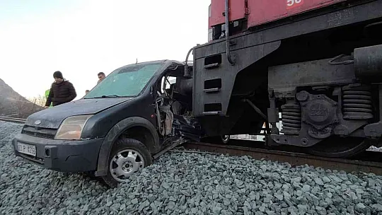 Elazığ'da tren, hemzemin geçitte çarptığı aracı 100 metre sürükledi: 1 yaralı