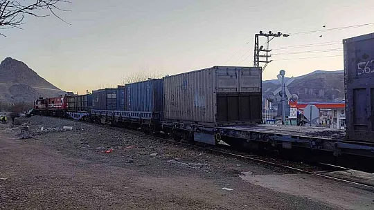 Elazığ'da tren, hemzemin geçitte çarptığı aracı 100 metre sürükledi: 1 yaralı