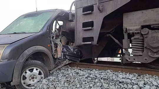 Elazığ'da trenin araca çarptığı kazanın görüntüleri ortaya çıktı