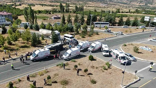 Elazığ'da Tur Minibüsü Otobüse Çarptı: 18 Yaralı