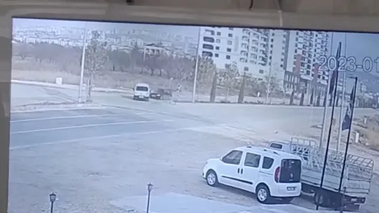 Elazığ'daki trafik kazası güvenlik kamerasına yansıdı: 2 yaralı