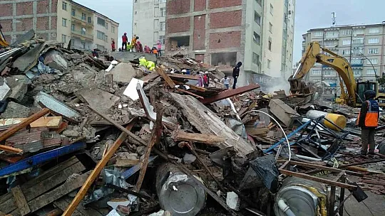 Elazığ Valisi Toraman, '2 vatandaşımızın enkaz altından çıkarılması için çalışmalar devam etmektedir'