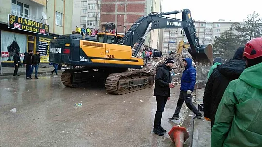 Elazığ Valisi Toraman, '2 vatandaşımızın enkaz altından çıkarılması için çalışmalar devam etmektedir'