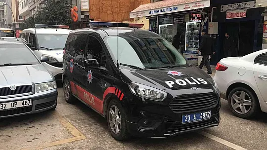 Eşiyle boşanma aşamasında olan damat, kayınpederini bıçakladı