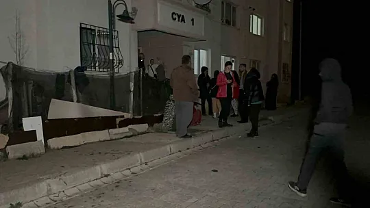 Evini ateşe verip kendini bıçakladı: 3 kişi hastaneye kaldırıldı