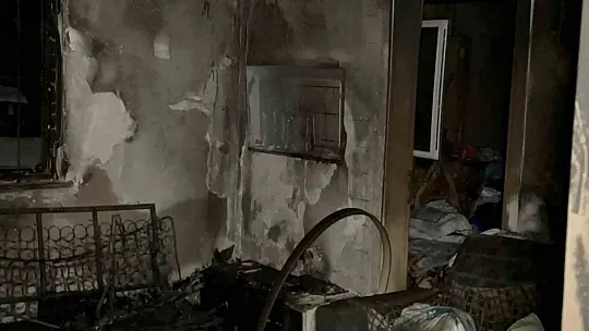 Evini ateşe verip kendini bıçakladı: 3 kişi hastaneye kaldırıldı