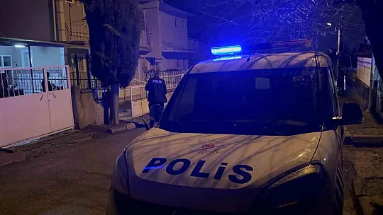 Evlerinin önünde silahlı saldırıya uğrayan 2 kardeş yaralandı