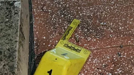 Evlerinin önünde silahlı saldırıya uğrayan 2 kardeş yaralandı