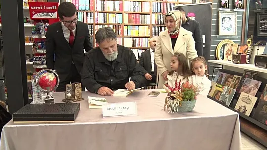 İhsan Tarakçı Kitabını Okurları İçin İmzaladı