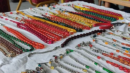 Tespihler çay ocağında sergilenip tüm Türkiye'ye satılıyor