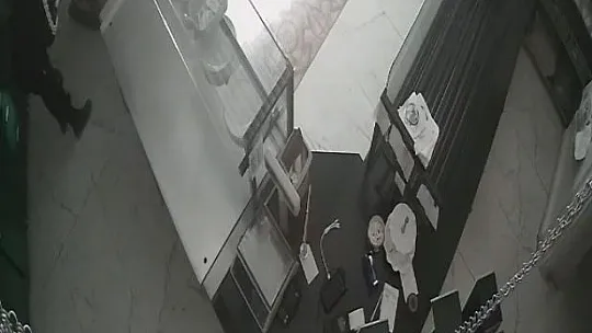 Gece yarısı arka arkaya 3 dükkanı soydular