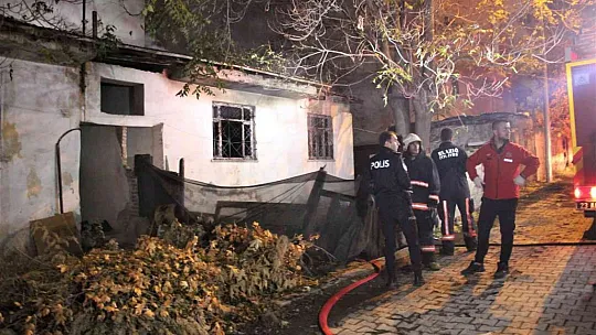 Gece yarısı facianın eşiğinden dönüldü: Yangına uykusunda yakalandı