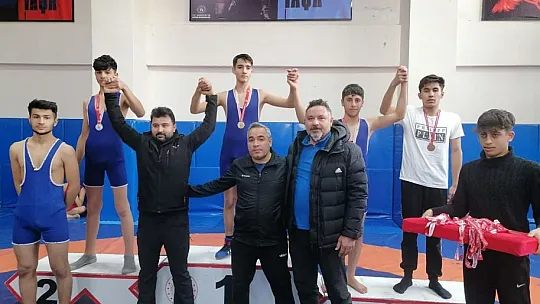 Gençler Güreş müsabakaları sona erdi