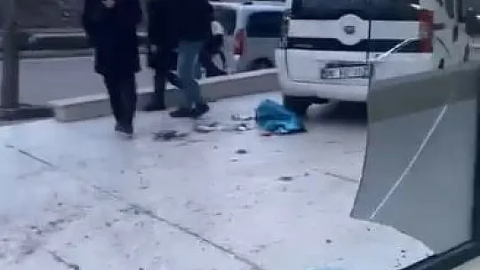 Hafif ticari aracın iş yerinin vitrinine çarpma anı güvenlik kamerasında