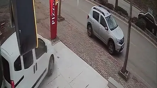 Hafif ticari aracın iş yerinin vitrinine çarpma anı güvenlik kamerasında