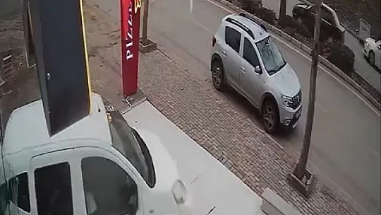 Hafif ticari aracın iş yerinin vitrinine çarpma anı güvenlik kamerasında